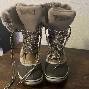 Eddie Bauer Women's Taupe and Dark Brown Winter Boots